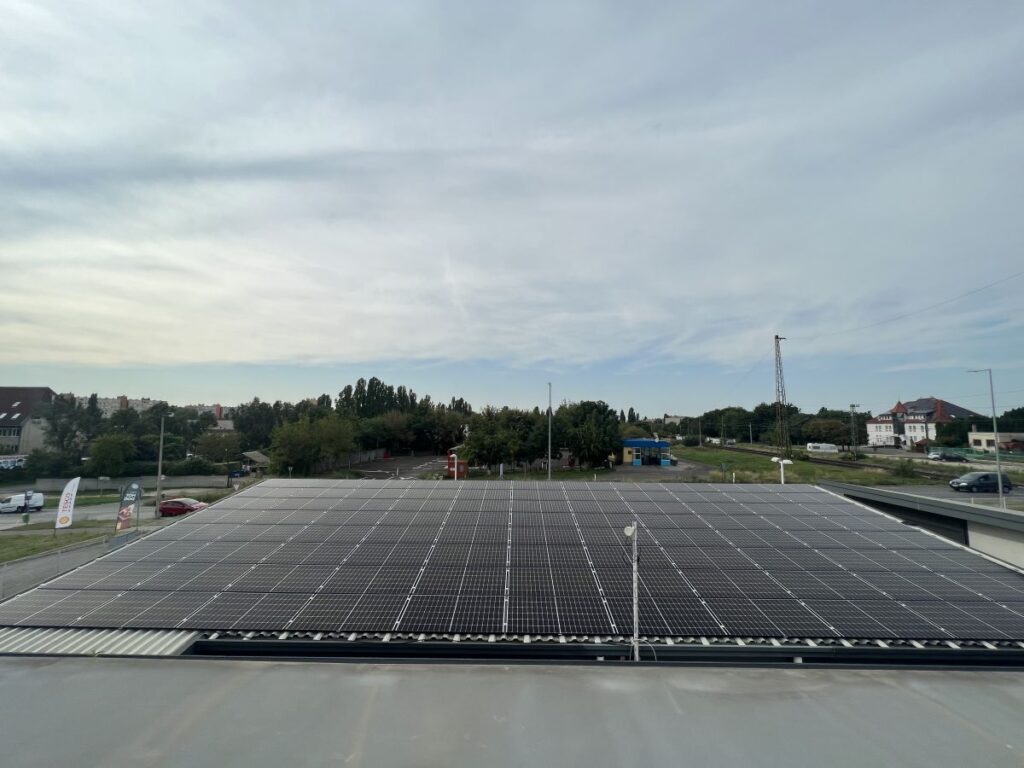 33 kW-os napelem rendszer, 30 kW Huawei inverterrel